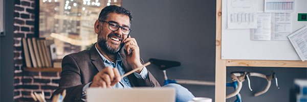 Cuenta Nos Gustas Tú Autónomos - Autónomo hablando por teléfono en su negocio Cuenta Nos Gustas Tú Autónomos - Autónomo hablando por teléfono en su negocio