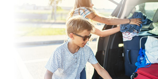 Familia introduce maletas en maletero