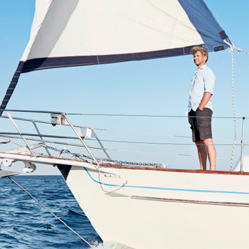 Calculadora aportaciones- Hombre mirando al mar desde un velero