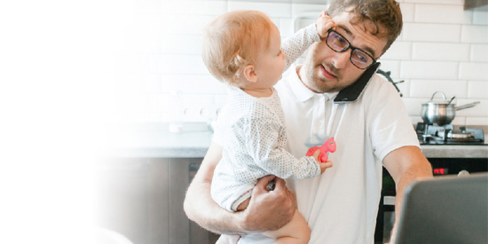 RGA Seguro de Autónomos - Chico con un niño en brazos