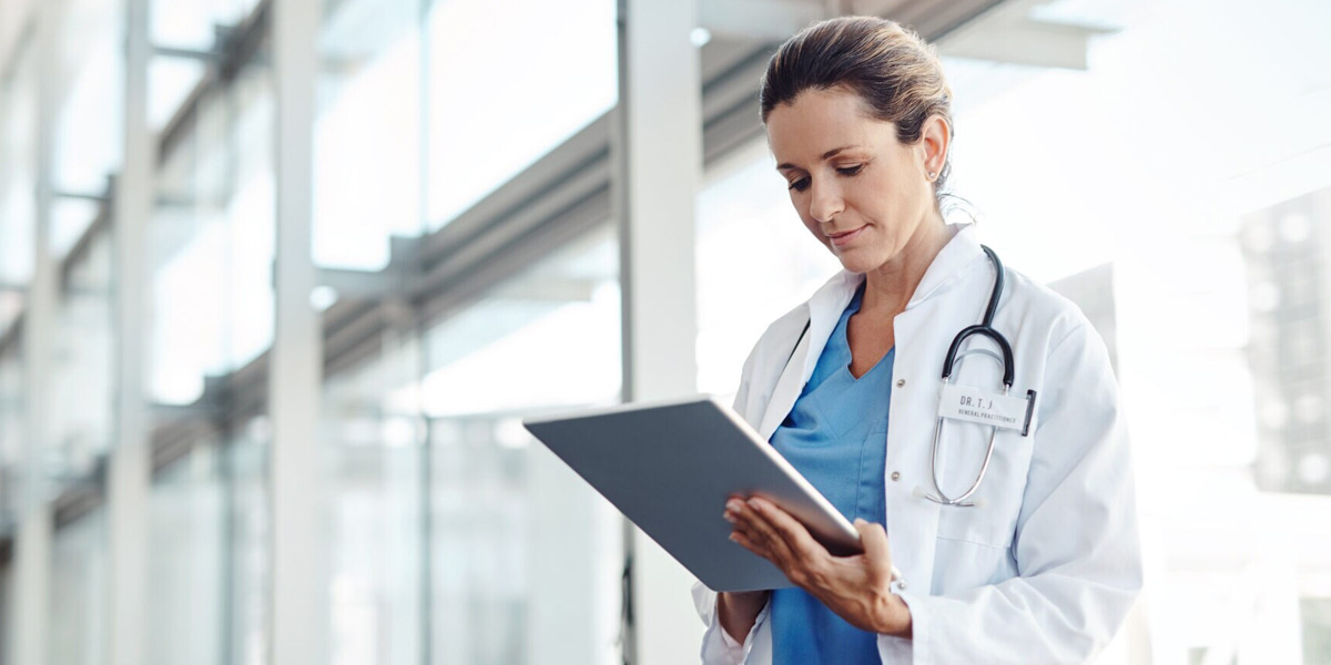 Seguro de salud - Doctora consultando expediente