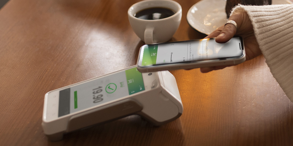 Tpv a tu medida- cliente acerca móvil a tpv