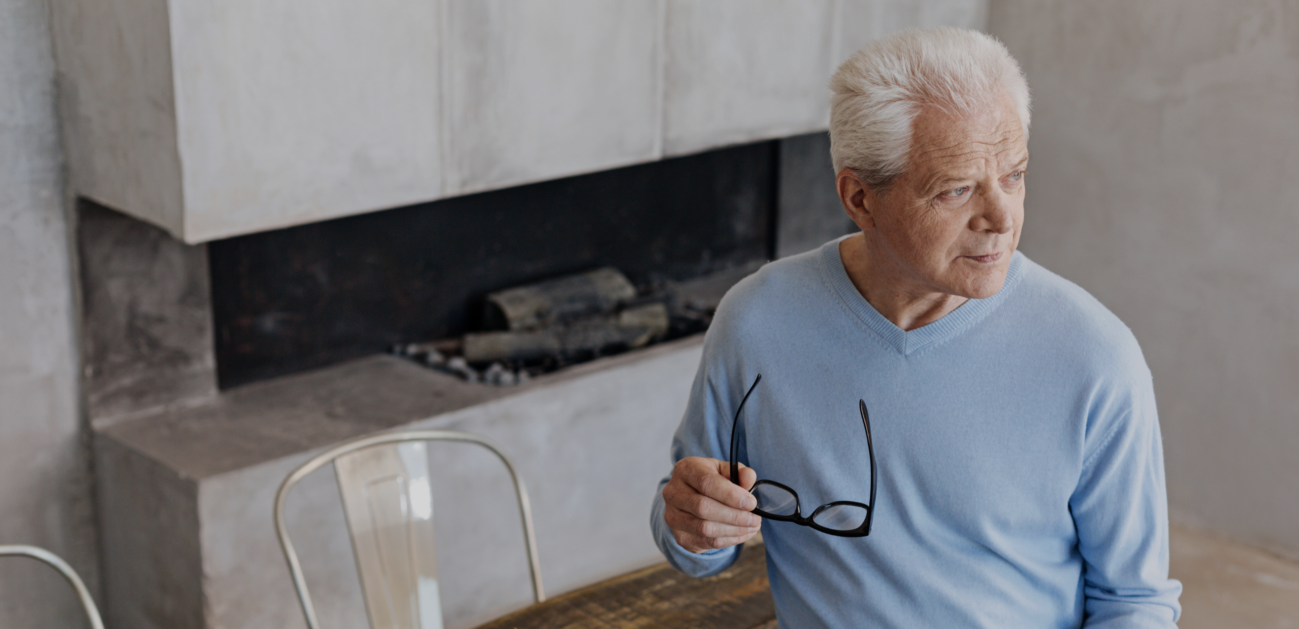 SEÑOR MIRANDO AL INFINITO