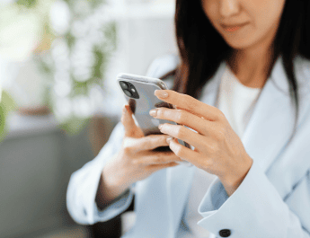 Mujer con teléfono móvil