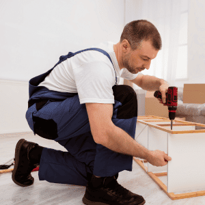 Hombre construyendo un mueble