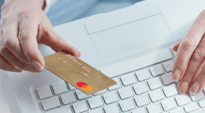 Realizando compras con tarjeta de crédito