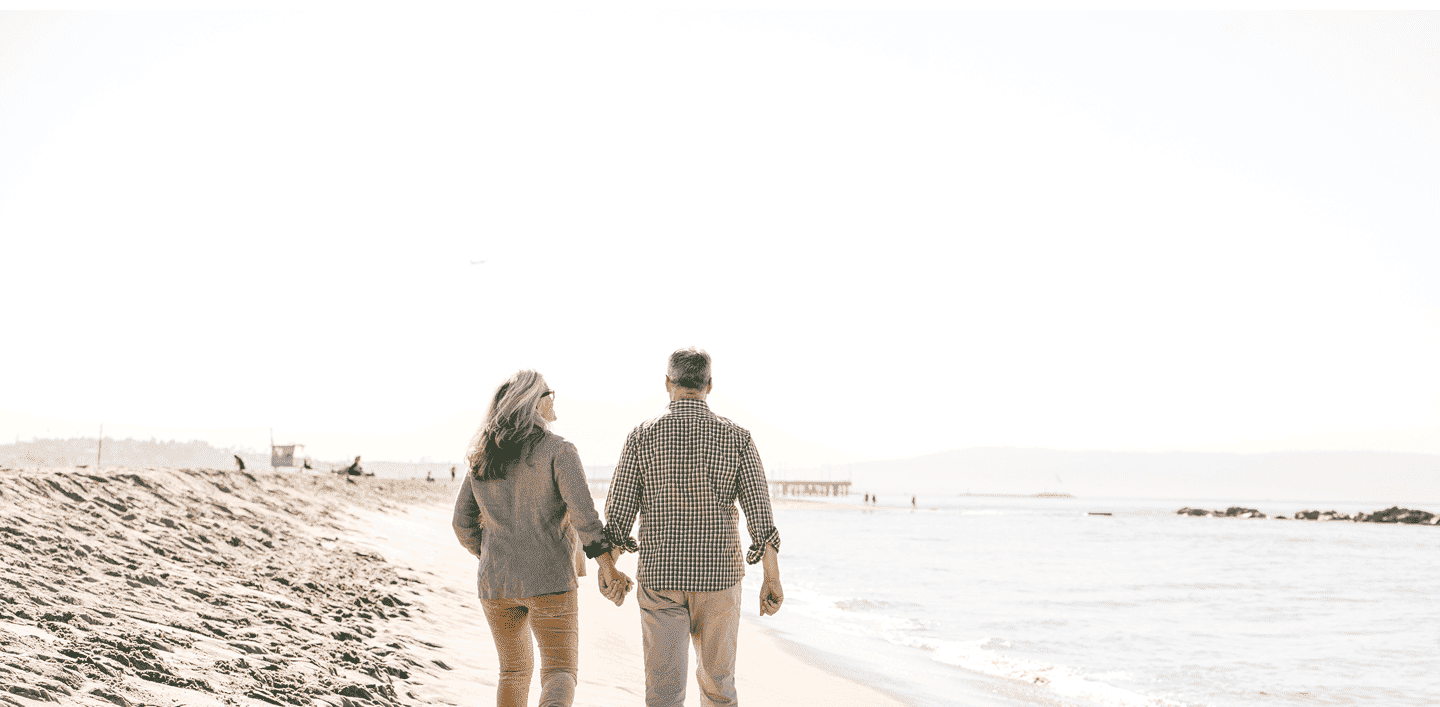Pareja tranquila paseando