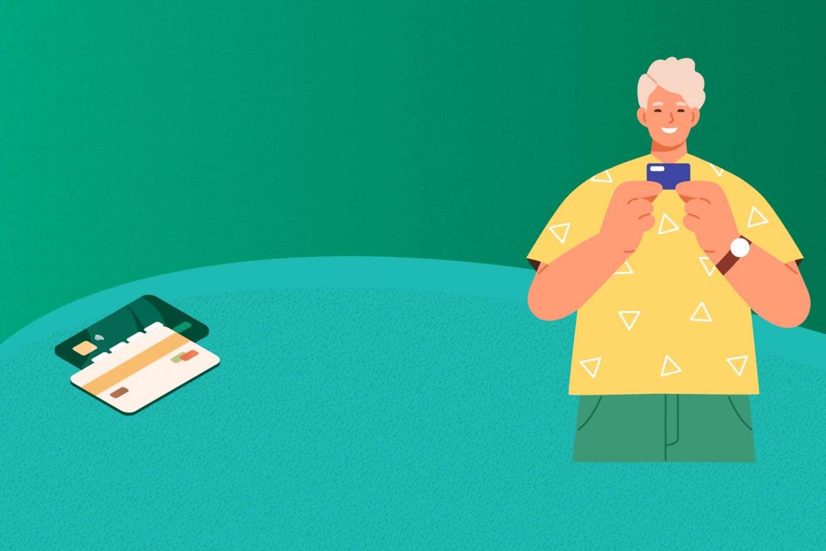 Hombre mirando una tarjeta de crédito