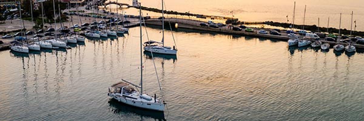 Seguro de Embarcaciones de Recreo - Embarcadero con barcos y veleros atracados junto al mar