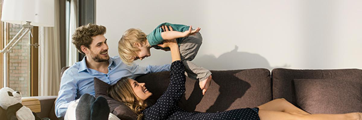 Programa Nos Gustas Tú- Nómina -Familia en el sofá de su casa Programa Nos Gustas Tú- Nómina -Familia en el sofá de su casa