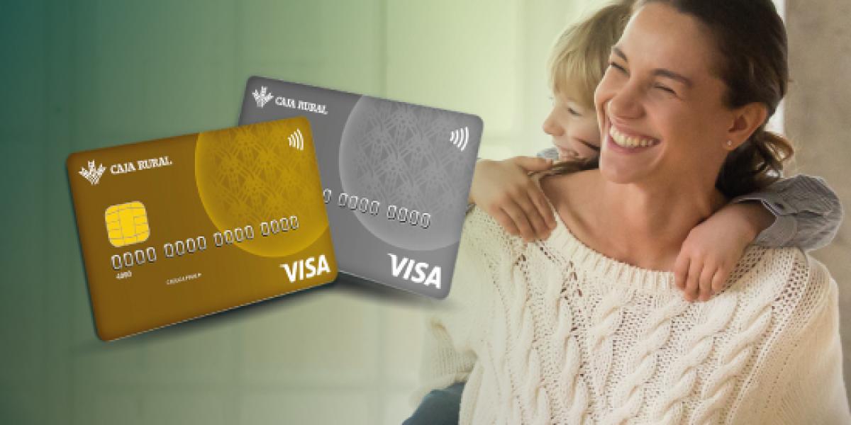 Fracciona tus compras - Madre e hija abrazadas e imagen de tarjetas de crédito de Caja Rural Fracciona tus compras - Madre e hija abrazadas e imagen de tarjetas de crédito de Caja Rural