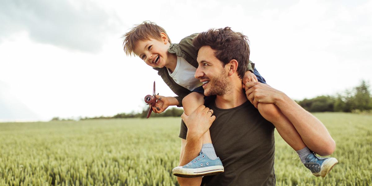 Plan Disfruta Seguro- Un padre lleva al cuello a su hijo