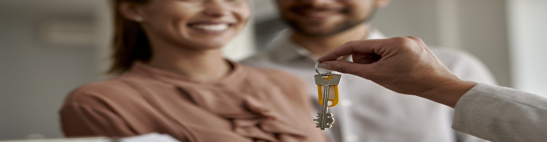 Una pareja recibe las llaves de una vivienda alquilada